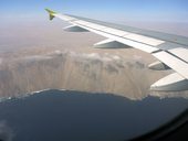 Podél pustého pobřeží Tichého oceánu a s výhledem na atacamskou poušť se přibližujeme na přistání na letišti Diego Aracena poblíž Iquique, Chile