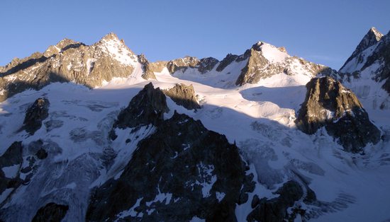 Pohled ze sedla Fenêtre de Saleina (3261m) do údolí ledovce Saleina (uprostřed Grande Lui (3509m), nalevo Petit Darrey (3508m) a napravo Tour Noir (3837m)