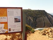 Cabo Espichel a útes posetý stopami dinosaurů