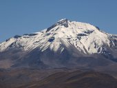 Výrazný zasněžený vrchol Cerro Cabaraya (5869m), nebo také Cibaray, Chile