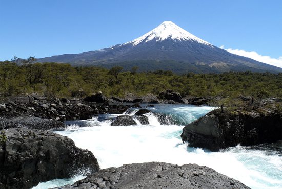 Osorno (2652m) při pohledu od vodopádů Petrohue, NP Vicente Pérez Rosales, Chile