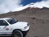 Parkoviště pod Cotopaxi (4600m) - chata je vidět a vrchol také!