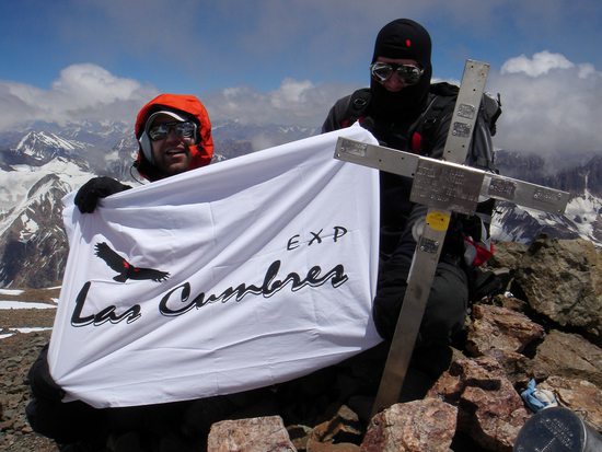 Podařilo se. Martin s Alešem na vrcholu Cerro Plata (6000m) včetně expediční vlajky, Cordón del Plata, 14.ledna 2008