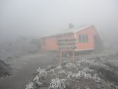 Chata Nuevos Horizontes (4700m) v mlze před polednem při našem odchodu