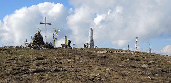 Rozlehlý vrch Hoverla (2061m) přizdobený křížem, množstvím pomníčků, geodetickými a bývalými hraničními body, Ukrajina