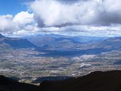 Výhled z úbočí sopky Cotacachi (4944m) na Otavalo, jezero San Pablo a sopku Imbabura (4630m), Ekvádor