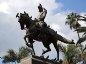Dominantní jezdecká socha generála Arenalese na náměstí 9. července - Monumento en homenaje al General Juan Antonio Álvarez de Arenales, Salta, Argentina