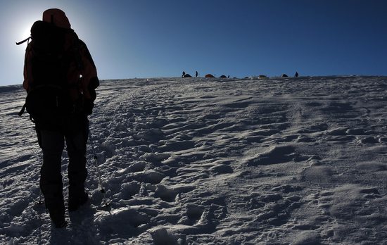 Slunce už je hodně nízko a my se blížíme do tábora C3 (6125m). Pak ještě klesání ... a konečně stan, Pamír, Kyrgyzstán