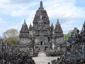 Starověké javánské chrámy v Borobudur, Mendit a Prambanan, Jáva, Indonésie