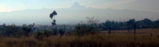 Profil masivu Mt. Kenya při pohledu ze silnice poblíž Naro Moru.
