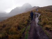 Výstup na sopku Pichincha z konečné stanice lanovky Cruz Loma, Quito, Ekvádor