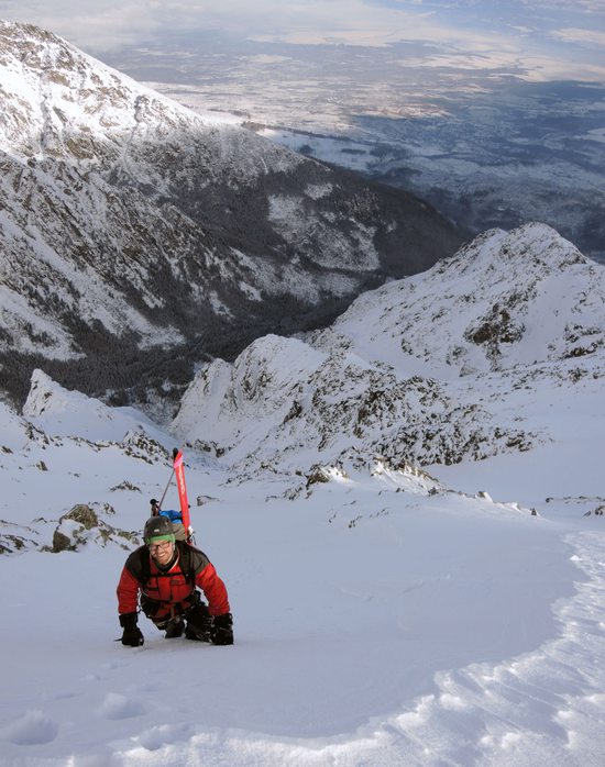 Vašek dolézá na hřeben Slavkovského štítu v samotném závěru Veverkova žlabu, Vysoké Tatry, Slovensko