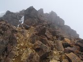 Šipka na kameni naznačuje směr k vrcholu Illiniza Norte, Ekvádor