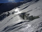 Sestup z C2 (5380m) do C1 (4400m) a den odpočinku před výstupem, Pamír, Kyrgyzstán