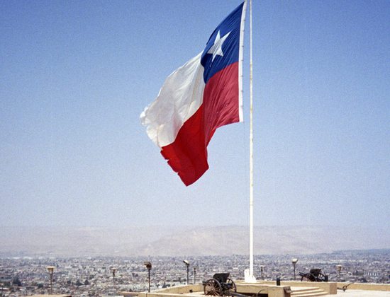 Obří chilská vlajka na vrcholku pahorku El Morro de Arica