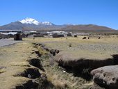 Přijíždíme k vesničce Isluga, nad níž se zdvihá sopka Cabaraya (5869m), Chile