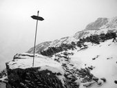 Směrový ukazatel na zimní trase na Chatu pod Rysmi, Vysoké Tatry, Slovensko