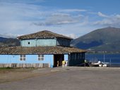 Vysokohorské jezero San Pablo a jeho okolí ve stínu mohutné sopky Imbabura (4630m), Ekvádor