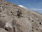 Kamenný mužík značící výstupovou trasu, Guallatiri (6071m), Chile
