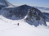 Zimní výstup na severozápadní vrchol Vysoké (2547m) centrálním žlabem, Vysoké Tatry, Slovensko