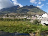 Vysokohorské jezero San Pablo a jeho okolí ve stínu mohutné sopky Imbabura (4630m), Ekvádor