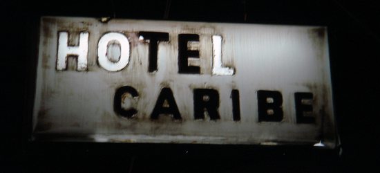 Světelný poutač omšelého hostalu Caribe, Santiago de Chile, Chile