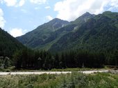 Údolí řeky Baksan poblíž obce Elbrus, kde je i vyhlášený 'český' kemp Saklja.