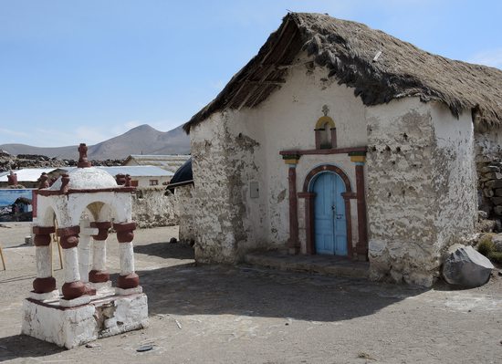 Kostelík v obci Parinacota, NP Lauca, Chile