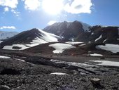 Sestup z C2 (5380m) do C1 (4400m) a den odpočinku před výstupem, Pamír, Kyrgyzstán