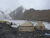 Cesta ze základního tábora Ačik-Taš do C1 (4400m), Kyrgyzstán