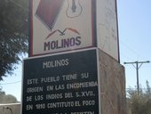 Uvítací panel při vjezdu do zapadlé vesničky Molinos