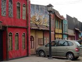 Graffitii a barevné domky ve čtvrti Bellavista, Santiago de Chile