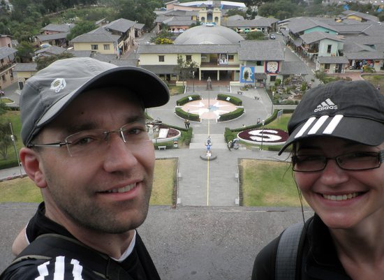 Na památníku. Martin na sevru a Marta na jihu, Mitad del Mundo, Ekvádor