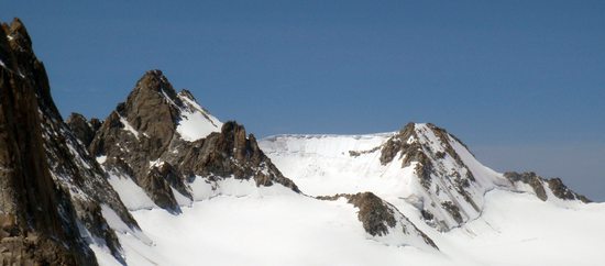 Napravo severní stěna Tête Blanche a nalevo Petit Fourche