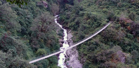 Další den sestupujeme z vesnice k řece, překračujeme první zavěšený most a stáčíme se do údolí Langtangu.