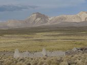 Hory oddělující Chile a Bolívii - K'isi K'isini (5536), Umurata (5730m), Acotango (6052m), Capurata (5990m) a zcela napravo Guallatiri (6071m)