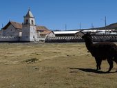 Kostelík ze 17. století z hliněných vepřovic, Isluga, Chile