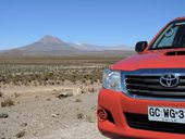 Náš Hilux na na silnici č. 15 a v pozadí Nevado Cariquima (5350m), Chile