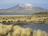 Jezero Chungará a hora K'isi K'isini (5536m), Chile/Bolívie