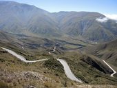 Vyhlídka na téměř celé stoupání z údolí Lerma po Cuesta del Obispo. Z osady Chicoana (1270m) až k Piedra del Molino (3457m), Ruta 33, Argentina