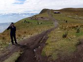 Výstup na sopku Pichincha z konečné stanice lanovky Cruz Loma, Quito, Ekvádor