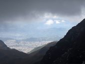 Výstup na sopku Pichincha z konečné stanice lanovky Cruz Loma, Quito, Ekvádor