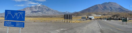 Projíždíme osadou La Gruta (21km před průsmykem San Francisco) - nalevo je mohutná sopka Incahuasi (6621m), uprostřed vzdálenější El Muerto (6488m) a napravo sopka San Francisco (6030m), Argentina