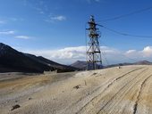 Zbytky lanovky táhnoucí se až do kráteru sopky Tacora, Chile