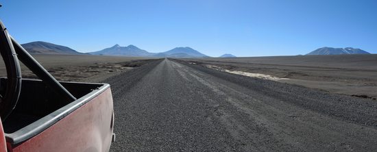 Auto stojí ... nekonečné vzdálenosti altiplana, 4500 metrů nad mořem, nikde živá duše a my čekáme až povolí zatuhlá nafta!