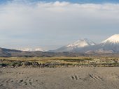 Parinacota (6348m) a Pomerape (6282m) z osady Chucuyo, Lauca, Chile