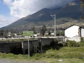 Vysokohorské jezero San Pablo a jeho okolí ve stínu mohutné sopky Imbabura (4630m), Ekvádor