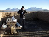 Jirka si vychutnává horký čaj a snídani u Termas de Polloquere, Chile