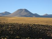 Pětitisícovky nad San Pedro de Atacama v ranním slunci, Chile