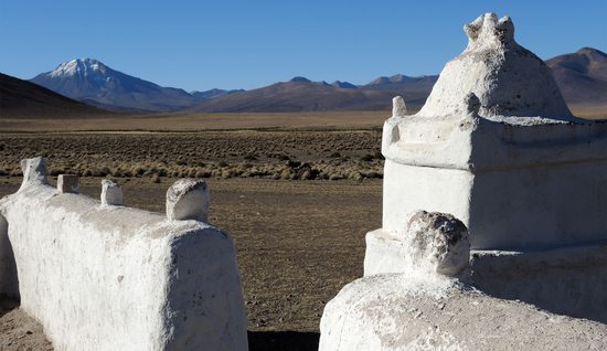 Malý udržovaný kostelík bez zvonice v osadě Llucuoma, Chile